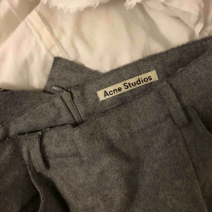  - Acne kjol i ull, super varm och söt. Den har tyvärr blivit för liten för mig. Den slutar precis över knän för mig, den är använd men i god skick! 