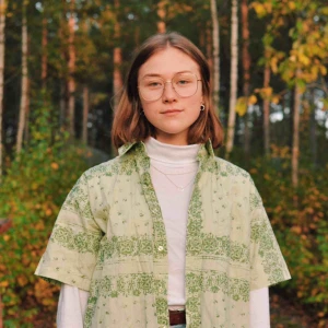  - Denna gröna skjorta är som gjord för en Shaggy inspirerad look. Det unika mönstret liknar en hawaii tröjan, och den oversized fiten ser super bra ut. Frakt 50kr 