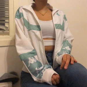  - vintage grönblå kappa jacka köpt från urban outfitters, endast provad 😊 säljer då jackan inte kommer till användning, frakt tillkommer på 66kr ✉️