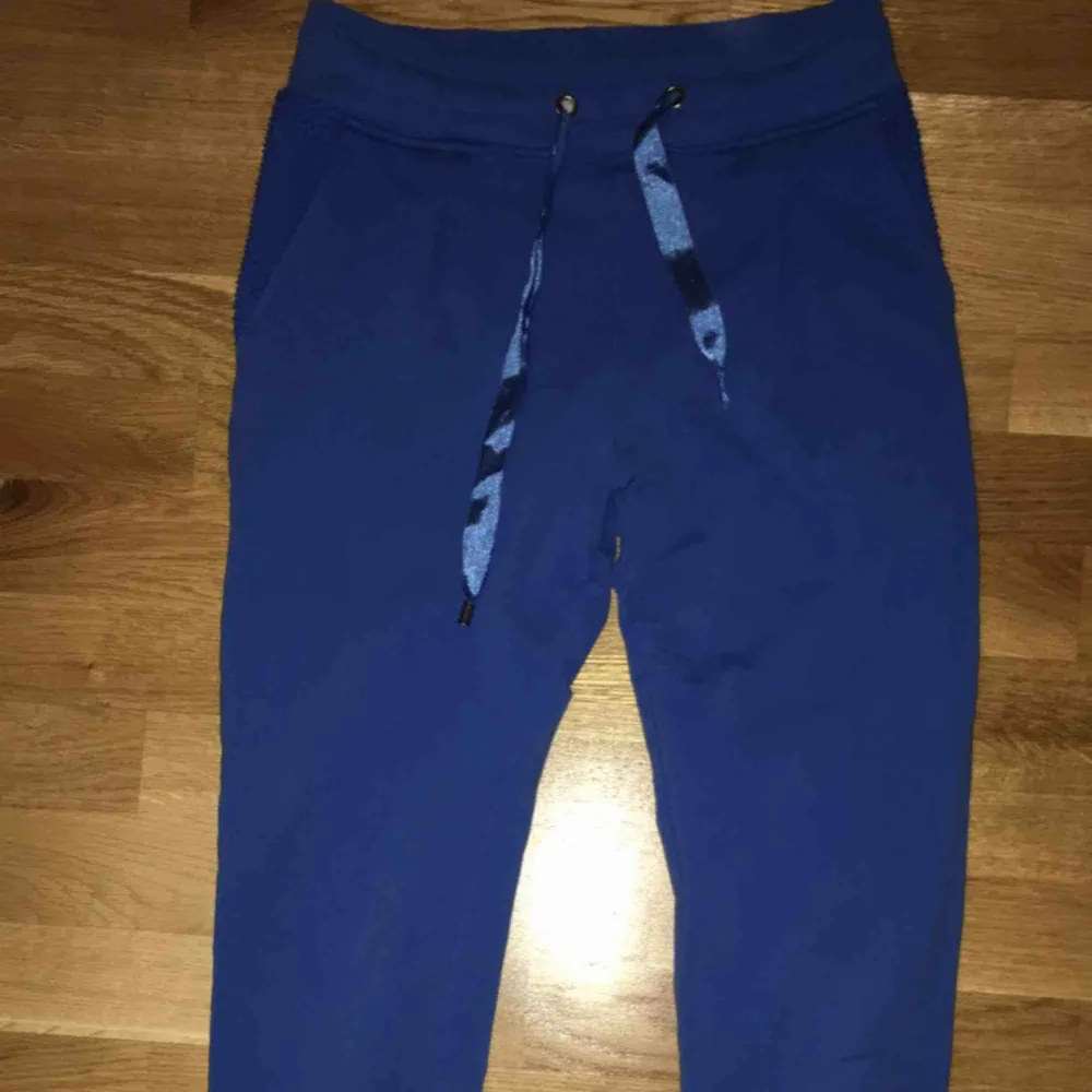 Sjukt snygga byxor I blå färgen  Jätte sköna Använd ett par gånger  Möts upp i Stockholm  . Jeans & Byxor.