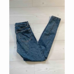  - Ett par tighta blåa jeans från topshop i bra skick. Modellen Jamie.  Tyvärr passar de inte mig så säljer de.