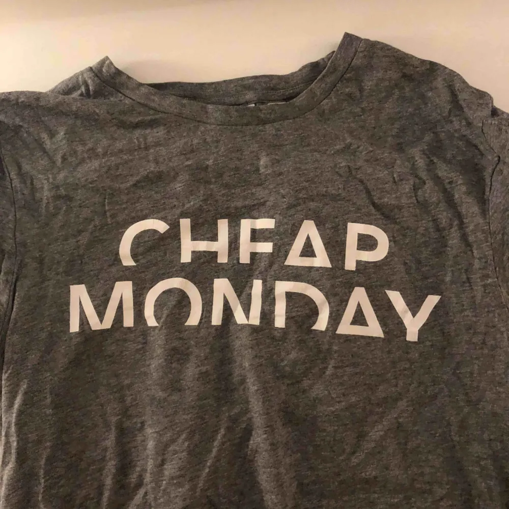 Grå t-shirt från Cheap Monday, knappt använd . T-shirts.