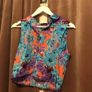  - Croptop/blus utan ärmar  i tunt, fint tyg med blommigt mönster i starka färger! Perfekt till i sommar🙌🏻