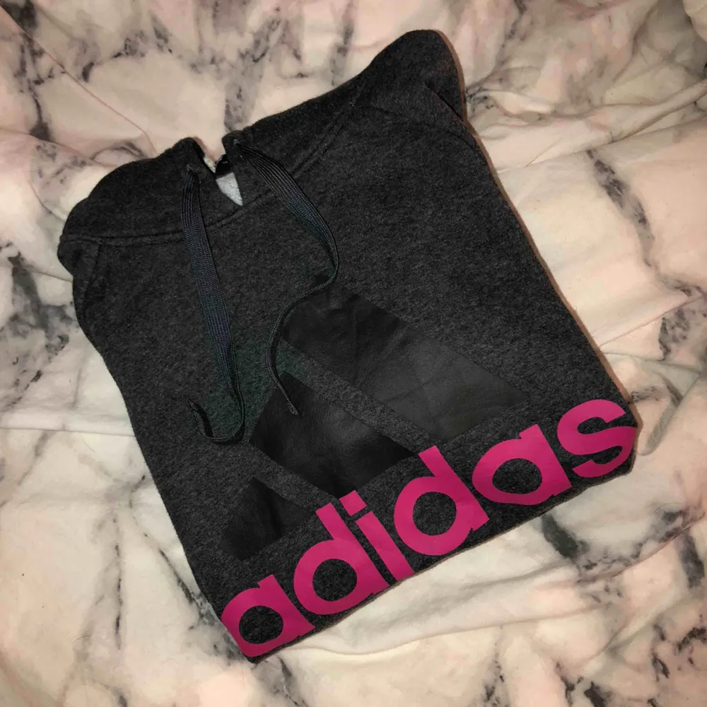 Adidas hoodie i storlek S, 150kr frakt inräknad. Hoodies.