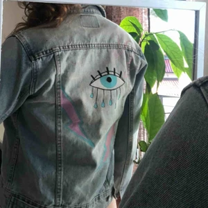  - Jeans jacka från Cheap Monday med målad baksidan  Skick: aldrig använd  Strl: S & M Fraktkostnad tillkommer