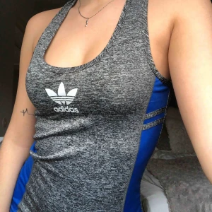  - Adidas träningslinne, stretch så passar xs-m. Finns även matchande tights som jag också säljer! Köparen står för frakten😄✨