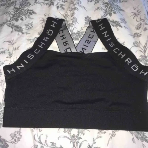  - En fin sportbh i storlek Small. Använd 1 gång så i jättefint skick! Säljes då den inte kommer till användning..  • Köparen står för frakt! Storlek Small.