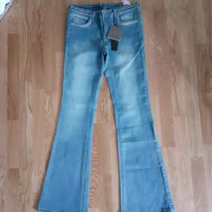 Helt nya utsvängda jeans med flätad midja lite hippie style perfekta till sommaren st M är 29 i midjan är stretch 150 sek