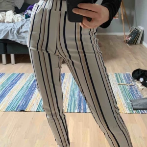  - Superfina randiga byxor, jättesnygga till fest eller bara vardagen. Säljer då de tyvärr inte passar mig längre. Kan mötas upp i Varberg eller Kungsbacka annars skickas det på posten😊😊