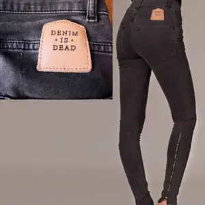 Svarta jeans från Denim is dead i storlek 26 med dragkedjor!! Som nya 
