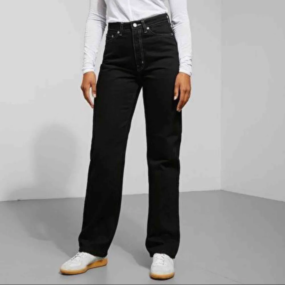Snygga svarta jeans från weekday med vita sömar funkar på mig som är 174. Jeans & Byxor.