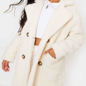  - Helt oanvänd oversized Teddy jacka från Pretty Littel Thing i färgen cream. Säljer pågrund av att det är för stor. 