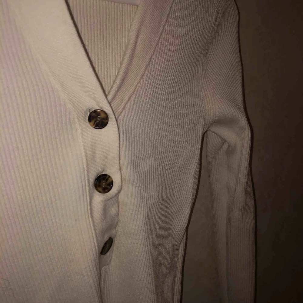En fin och trendig ”knapp” tröja! Från H&M i storlek S, använd 2 gånger. Säljs pga för liten! Super fint skick.. Skjortor.