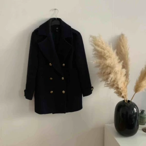  - Skepparkavaj/ jacka från hm, i marinblå. Superfin oversize. Storlek 36. Passar 38 också