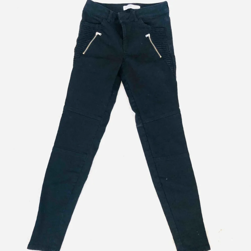 Väldigt sköna stretchiga byxor från Zara. Använt ytterst få tillfällen. Kan hämtas eller skickas via post emot porto. Jeans & Byxor.