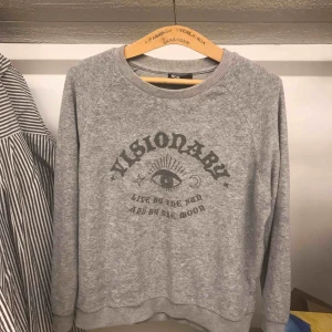  - Grå tröja, köpt på Urban Outfitters. Frakt tillkommer🌻