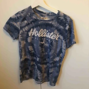  - T-shirt från hollister.