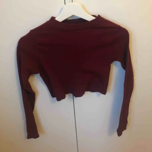  - Röd ribbad magtröja från boohoo. Liten i storleken.