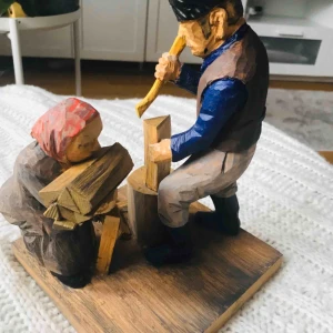  - Mycket fint snideri av Paul snidare nr 110 Är signerad!!  En present kanske till era föräldrar el släkten 