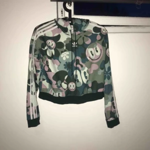  - Adidashoodie med mönster, storlek XS. Använd enstaka gång, nyskick. 