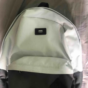  - Säljer min VANS ryggsäck, frakten ingår 