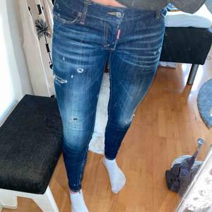 Dsquared2 skinny jeans köpta i Dsquared butiken i London 2018. Finns tyvärr inget kvitto men påse medföljer. Sparsamt använda och tvättade 3 gånger. Storlek 38 men mer som 36. (Köparen står för frakt) 