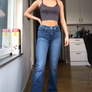  - Ett par jättefina Levi’s jeans i NYSKICK!💓 i modellen 315 ”shaping bootcut” och formar kroppen superfint💕 frakt tillkommer! Dm vid intresse💞