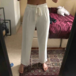  - Ett par jättefina och somriga vita byxor ifrån Bikbok. Byxorna är endast använda två gånger och är därför som nya. Ordinarie pris är 299 😍
