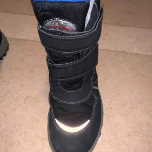  - Vinterskor i bra skick i storlek 39/38 och den är vattentät, det finns reflex på från fram sidan. 