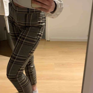  - Rutiga beige kostymbyxor från Hm som inte kommer till användning. Sparsamt använda så i fint skick. Andra bilden ger färgen mest rättvisa. Frakt tillkommer!