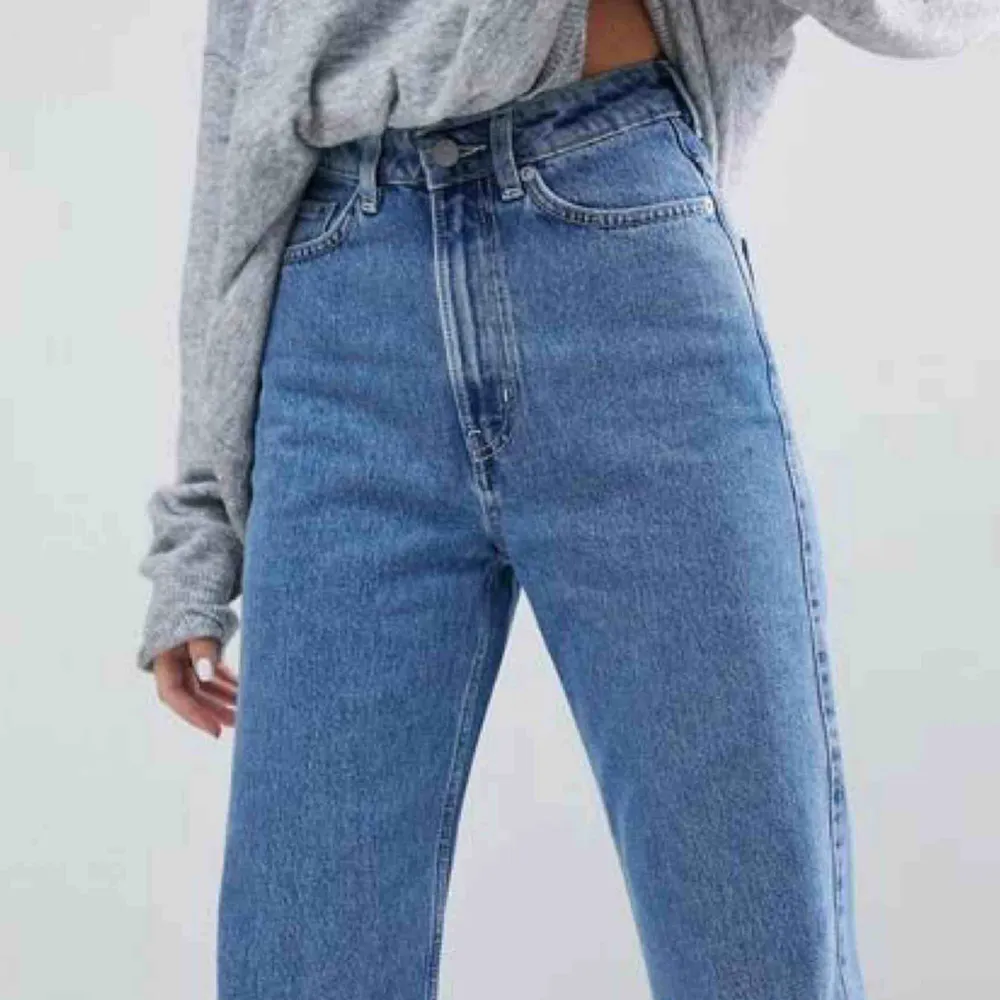 Säljer mina Weekday jeans i modellen Row🥰 är 1.70 och passar mig perfekt. Köpta i sommar/höst, är därför i bra skick! Köpa för 500 kr. Jeans & Byxor.