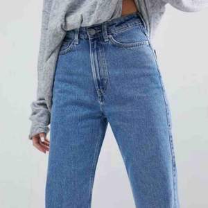 Säljer mina Weekday jeans i modellen Row🥰 är 1.70 och passar mig perfekt. Köpta i sommar/höst, är därför i bra skick! Köpa för 500 kr