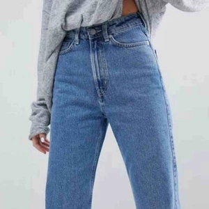  - Säljer mina Weekday jeans i modellen Row🥰 är 1.70 och passar mig perfekt. Köpta i sommar/höst, är därför i bra skick! Köpa för 500 kr