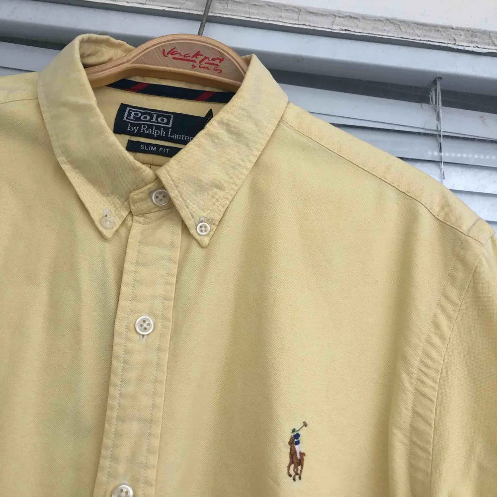 En nästintill oanvänd Ralph Lauren skjorta säljes. Strl: L (slim fit), givetvis äkta.  Vid skickad vara, tillkommer det frakt på 55kr. Bildbevis samt kvitto skickas även. #skjorta #. Skjortor.