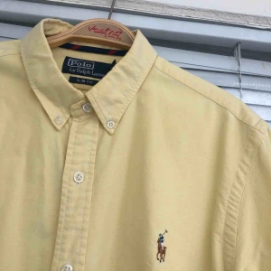  - En nästintill oanvänd Ralph Lauren skjorta säljes. Strl: L (slim fit), givetvis äkta.  Vid skickad vara, tillkommer det frakt på 55kr. Bildbevis samt kvitto skickas även. #skjorta #