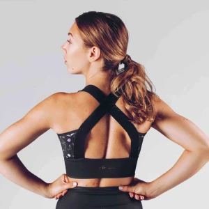  - Sport-bh och tights från Workout empire. Dock är tightsen helsvarta, ej de blommiga på bilden. Sport-bh-n är samma som på bilden. Båda nya, använt en gång. 