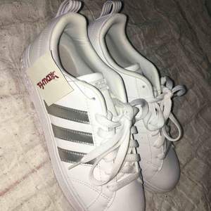 Adidas sneakers,  it och silver. Köpte i USA och har ej använt, har fortfarande lapparna kvar. Hade allra helst bytt mot annat par skor, om du har några i väldigt bra skick eller också nya. :) 