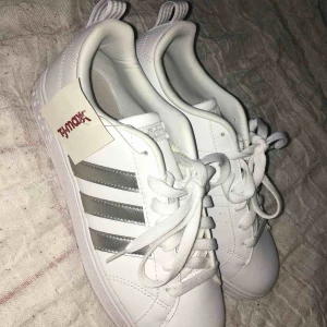  - Adidas sneakers,  it och silver. Köpte i USA och har ej använt, har fortfarande lapparna kvar. Hade allra helst bytt mot annat par skor, om du har några i väldigt bra skick eller också nya. :) 