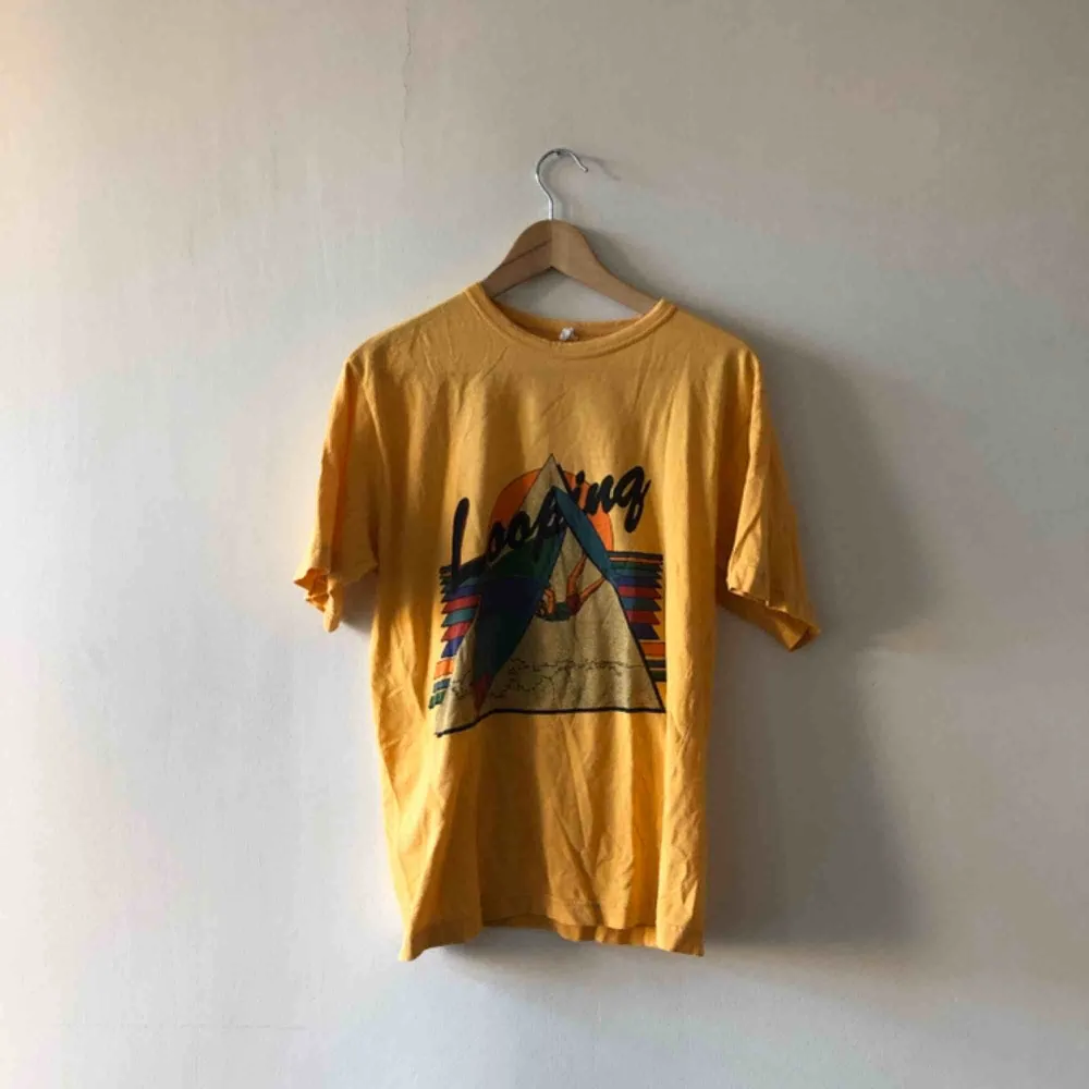 Snyggt urtvättad vintage T-shirt - 90-tal - Kan hämtas i Uppsala eller skickas mot fraktkostnad . T-shirts.