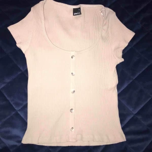  - Crop top från Gina tricot storlek M (men är ganska liten i strl så skulle också passa en S). Endast använd en gång. Så fin till ett par höga jeans!!