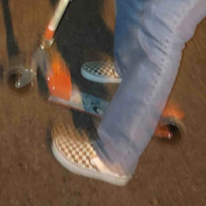  - Fina vans skor, de är väl använda aka lite smutsiga men jag tvättar de innan jag fraktar. De har inga håll eller nått sånt dom är alltså hela och i bra sick. Priset kan diskuteras vid snabb affär, köpare står för frakt💙