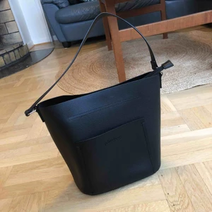  - Svart blank/matt liten väska köpt i Frankrike för 600 kr 🖤 i nyskick och utan repor etc. Litet fack med dragkedja på insidan. Köparen betalar frakt eller så kan jag mötas upp i Göteborg