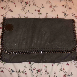  - Stella McCartney väska i grå, väl använd. Köparen står för frakten. Ordinarie pris: 6000kr