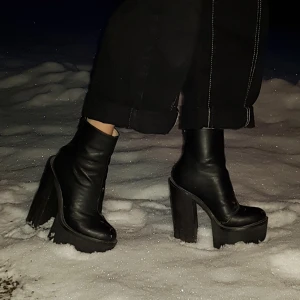 JeffreyCampbell strl 36 - Äkta Jeffrey Campbell mulder boots i storlek 36, använda några få gånger men har slitmärken på klacken och lite på ena tån, annars väldigt snygga och bekväma boots 