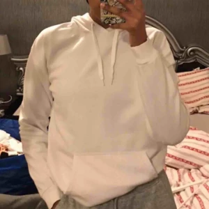  - Säljer denna oanvända hoodien från Cubus. Säljer då jag har en exakt likadan vilket är lite onödigt, i storlek XS men passar även S. Frakt betalas av köparen😊