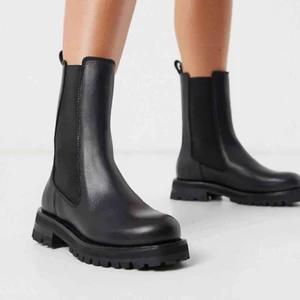 - Säljer mina chunky boots frpn & Other Stories eftersom de är lite för små för mig (har vanligtvis 39). De är helt slutsålda, nypris 1750kr. 