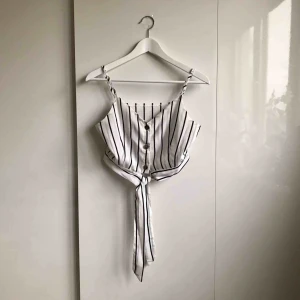  - > FRAKT INKLUDERAD <  Supersöt och fin topp. Knytning framtill. Väldigt lätt och behagligt tyg. 