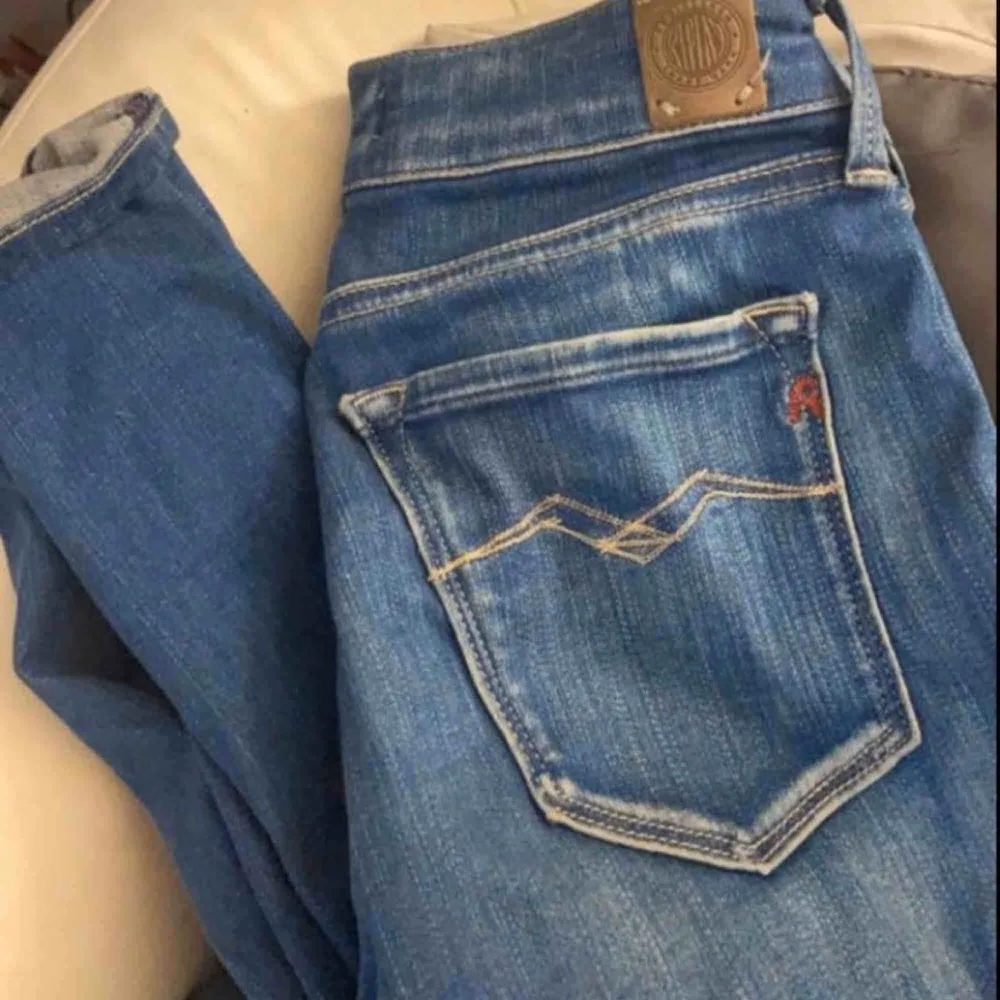 Säljer mina näst intill oanvända jeans från Replay! Superfina och i superfint skick. Väldigt stretchiga. Nypriset la på 1600kr så man får de för ett superbra pris av mig!. Jeans & Byxor.