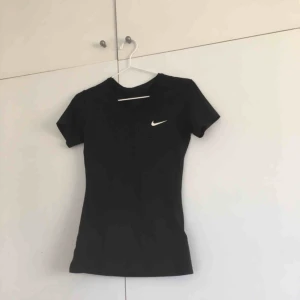  - Säljer min Nike tränings T-shirt i fint skick! Använd ett fåtal gånger. (Frakt ingår inte och kostar 20 kr) 