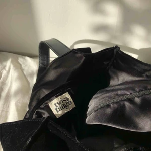  - Mjuk totebag från TWIST&TANGO i sammetsmaterial. Knappt använd i mycket fint skick! Rymmer en laptop och alltså A4 mått osv. 